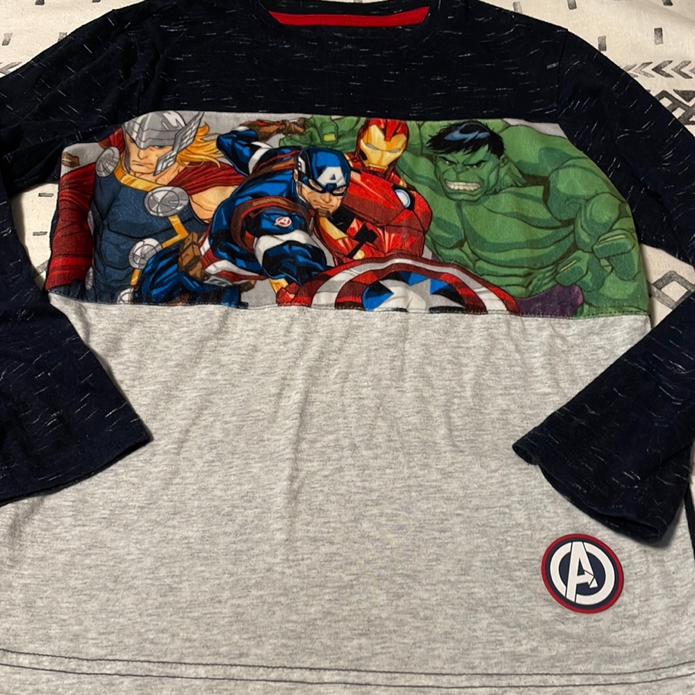 Boys size 8 Marvel Avengers graphic long sleeve shirt